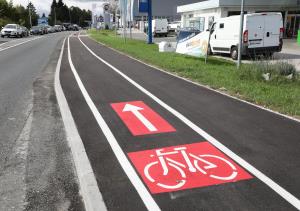 Foto4 Pred kratkim prenovljen in varnejši pločnik na Šaranovičevi cesti - od mostu čez Kamniško Bistrico do lekarne na Viru.